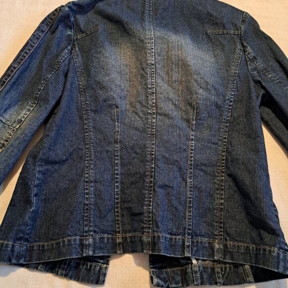 MEXX women's size 8 distressed jean jacket, form fitting style - Picture 9 of 9